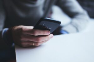 Ragazzo con smartphone tra le mani