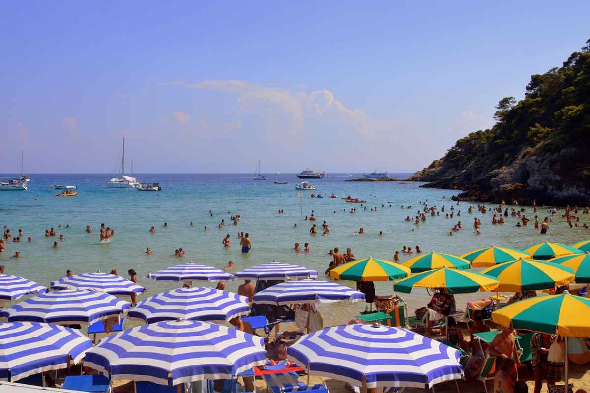 Spiaggia con ombrelloni