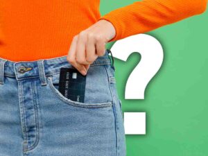 una tessera inserita in una tasca dei jeans con vicino un punto interrogativo