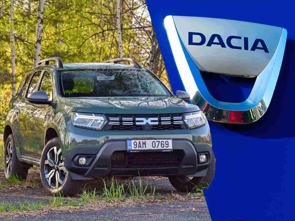 un Suv Dacia Duster con vicino il logo del marchio