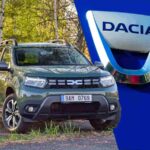 un Suv Dacia Duster con vicino il logo del marchio