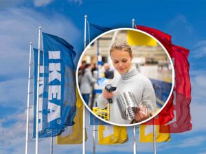 cassiera spara su un prodotto dietro le bandiere di Ikea