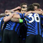 Giocatori Inter abbracciati