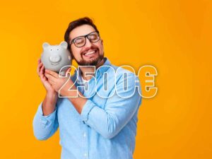 scritta 2.500 euro con dietro un uomo che tiene in mano un salvadanaio