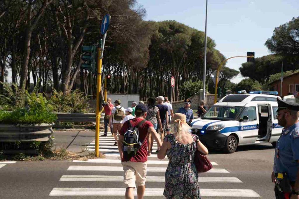 pedoni attraversano strada sulle strisce pedonali