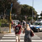 pedoni attraversano strada sulle strisce pedonali