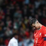Cristiano Ronaldo con la testa abbassata