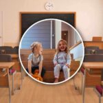 due bambine e accanto sedie scuola