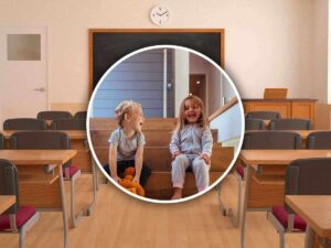 due bambine e accanto sedie scuola