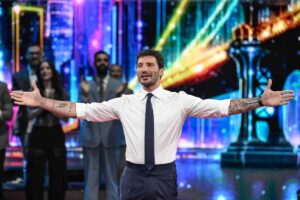 Stefano De Martino saluta il pubblico