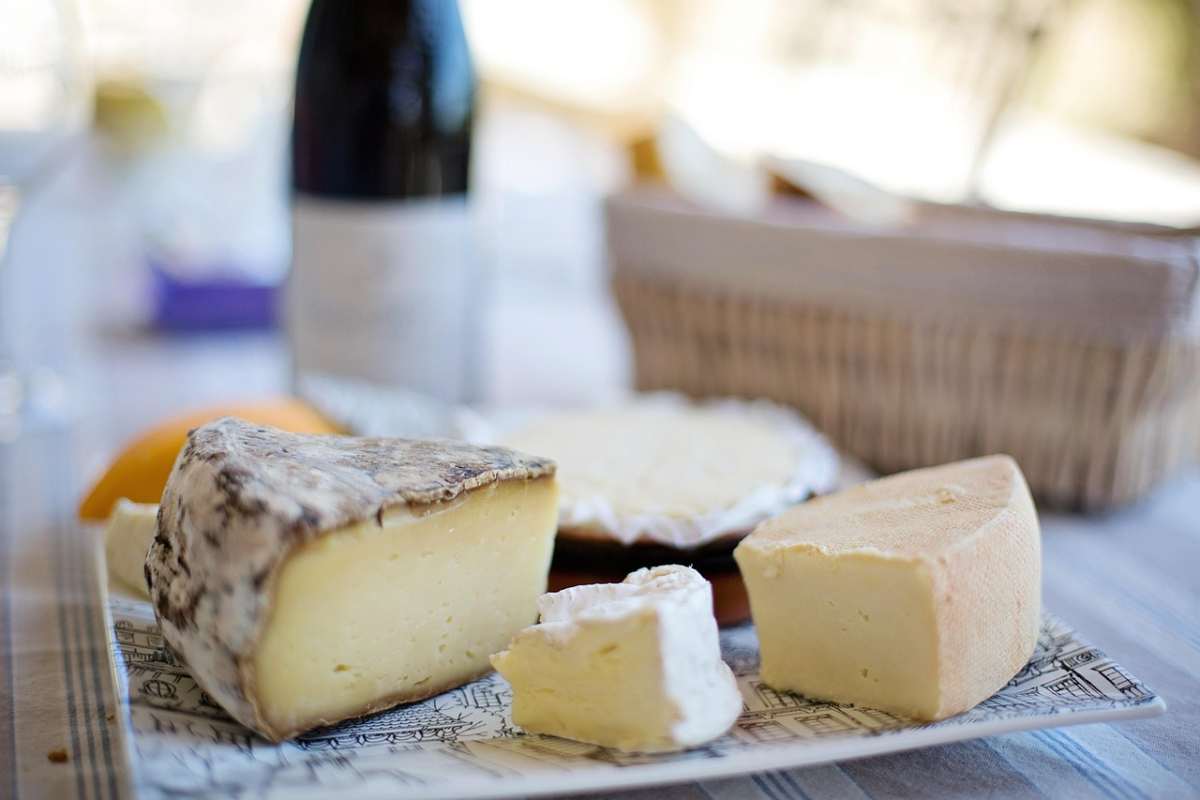 un vassoio con dei formaggi