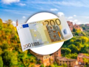 moneta 200 euro e dietro una città