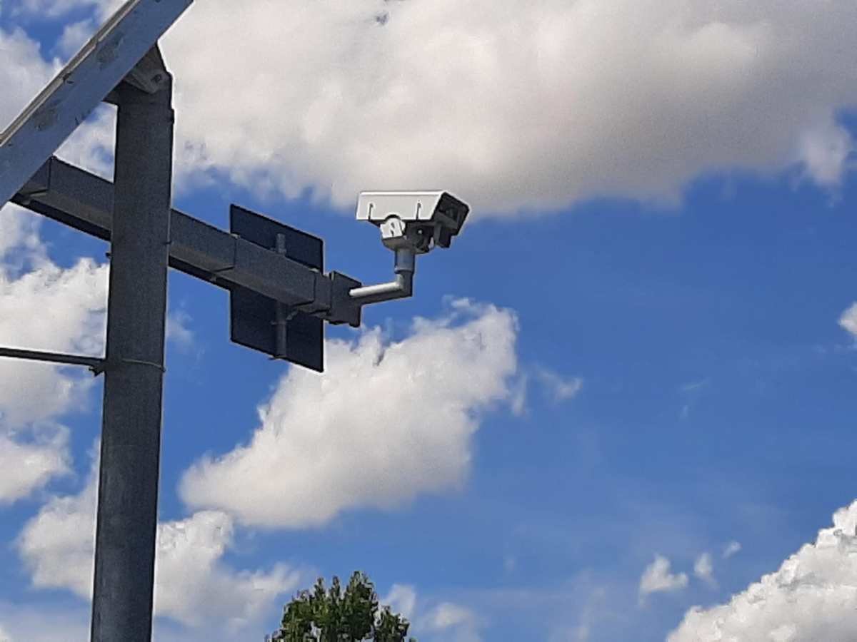Autovelox in stile telecamera, cielo sullo sfondo