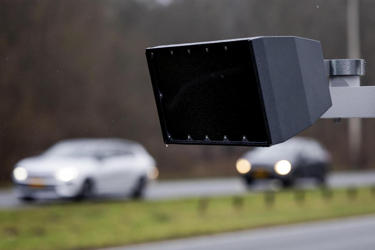 Telecamera Autovelox, macchine sullo sfondo