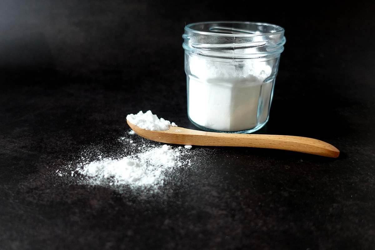 Bicchiere di bicarbonato di sodio in polvere