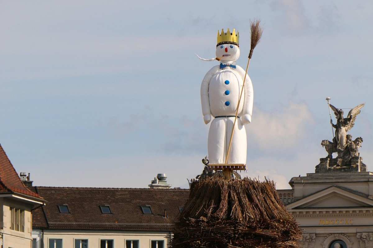 Il Boogg, il pupazzo di neve svizzero imbottito di petardi