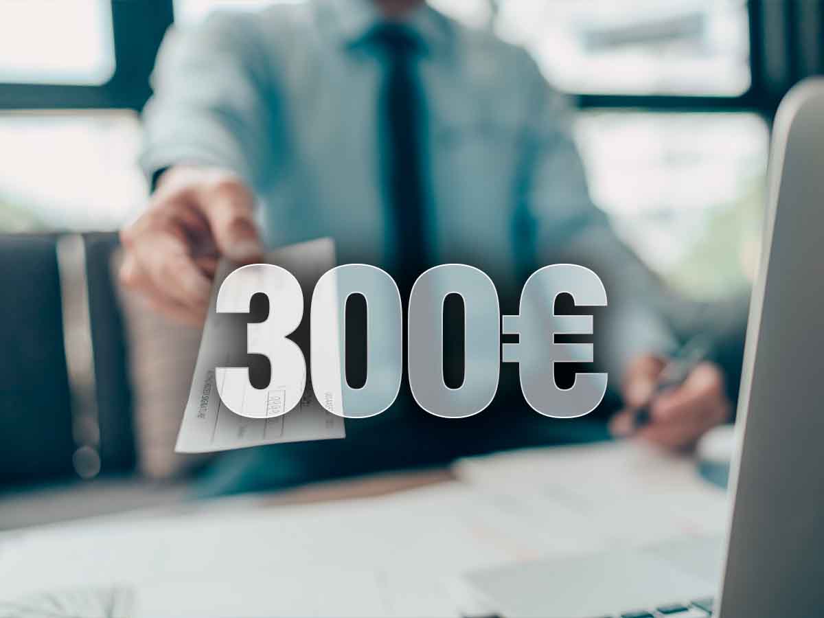 una persona e scritta 300 euro