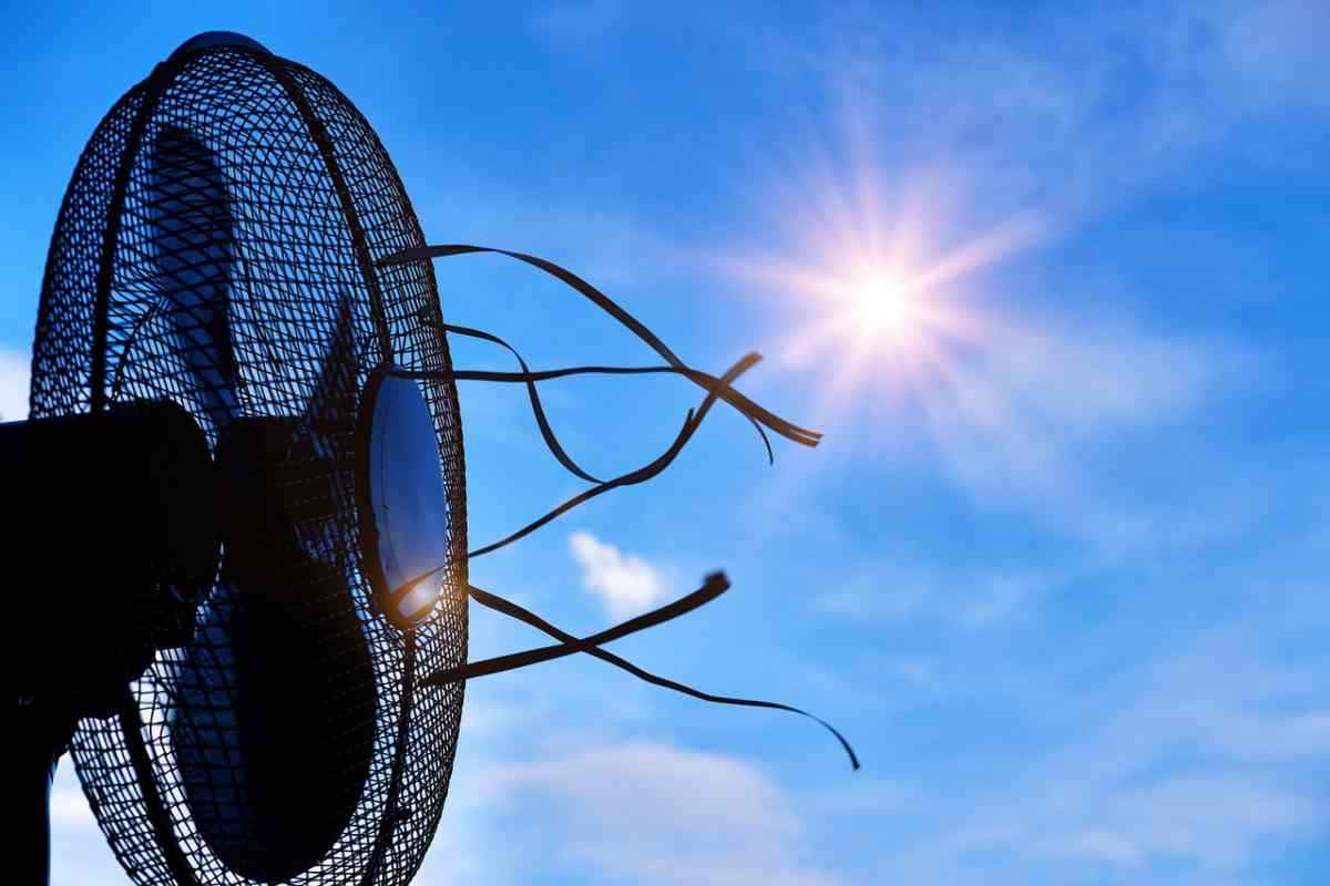 Sole alto nel cielo e ventilatore