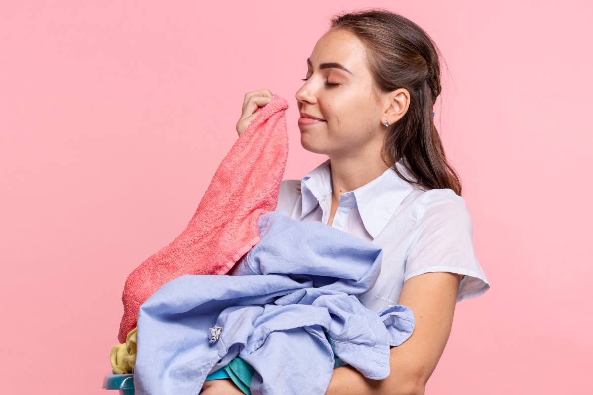Donna con cesto del bucato