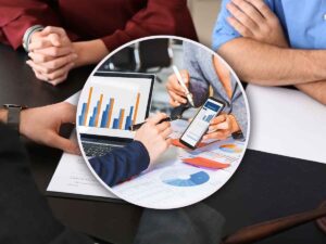Commercialista e persone davanti a un esperto