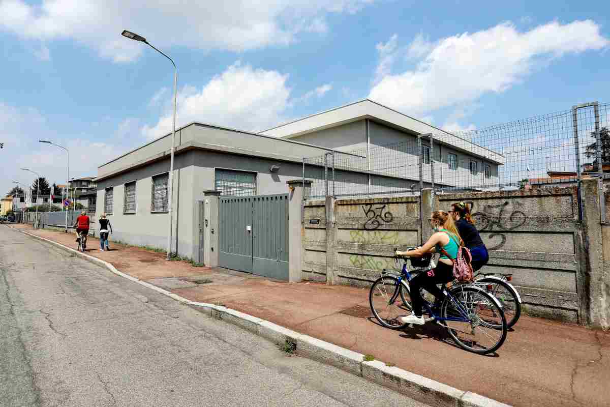 Una strada di Cormano con due giovani che la percorrono in bici
