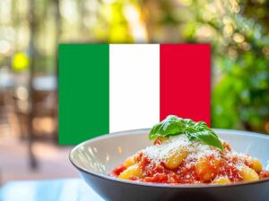 Piatto di pasta e bandiera italiana