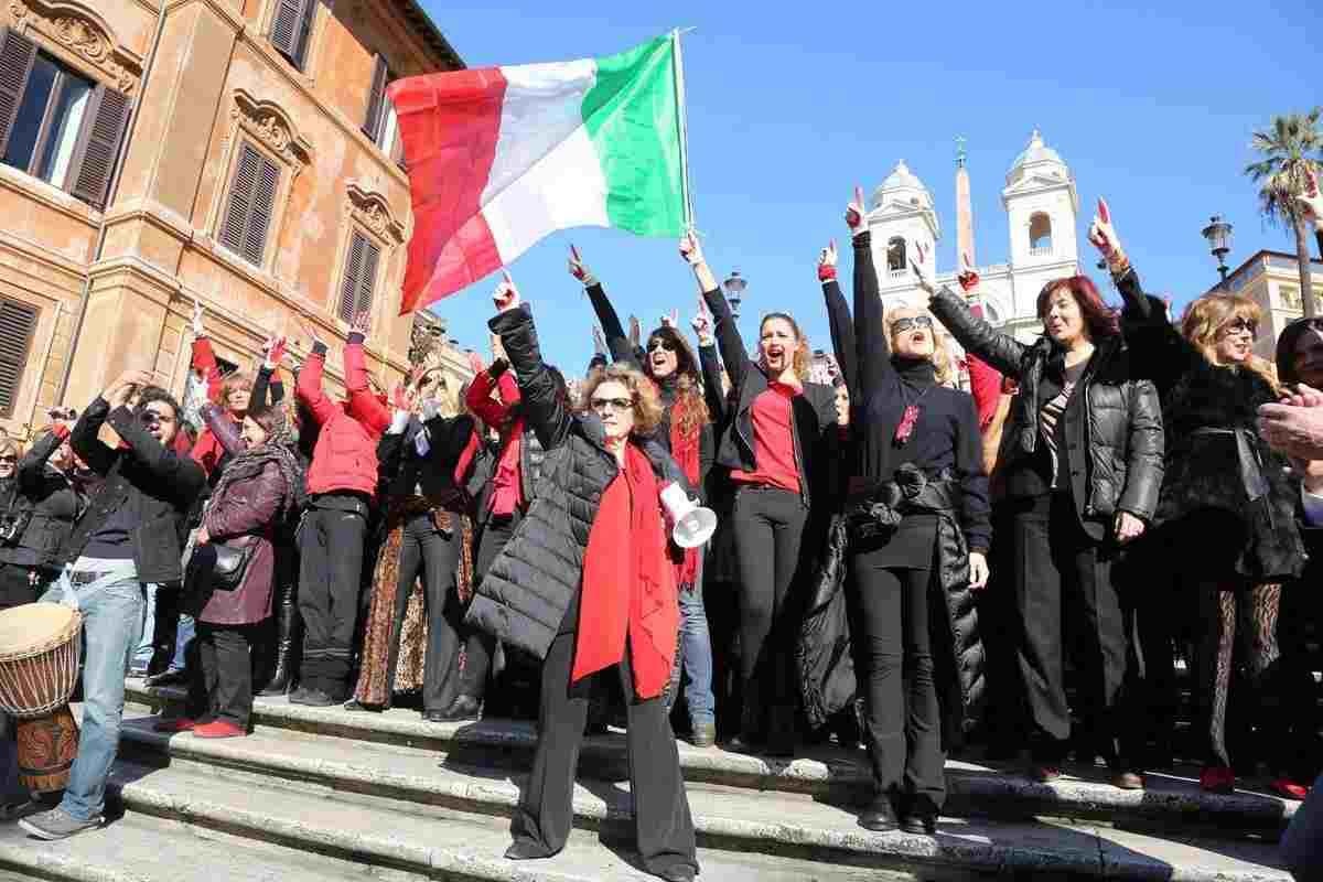 Donne in piazza con la bandiera italiana