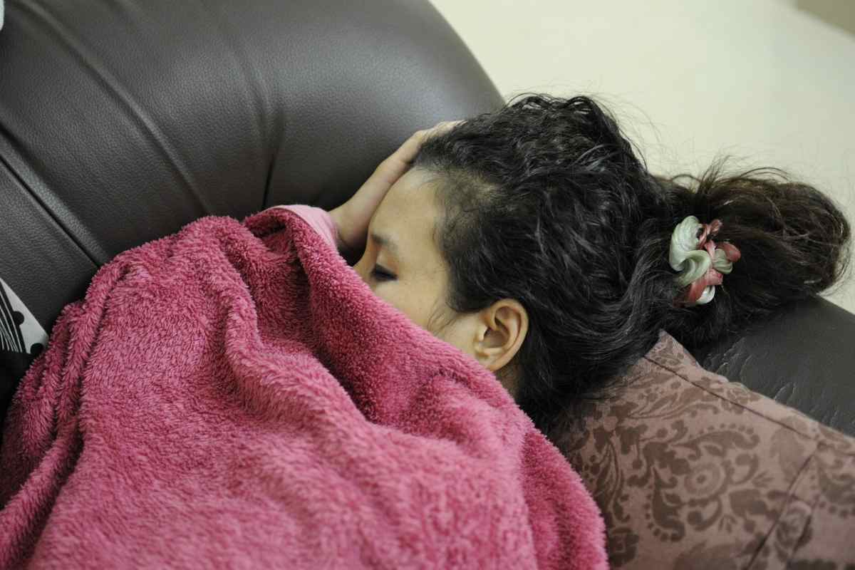 Donna addormentata sul divano
