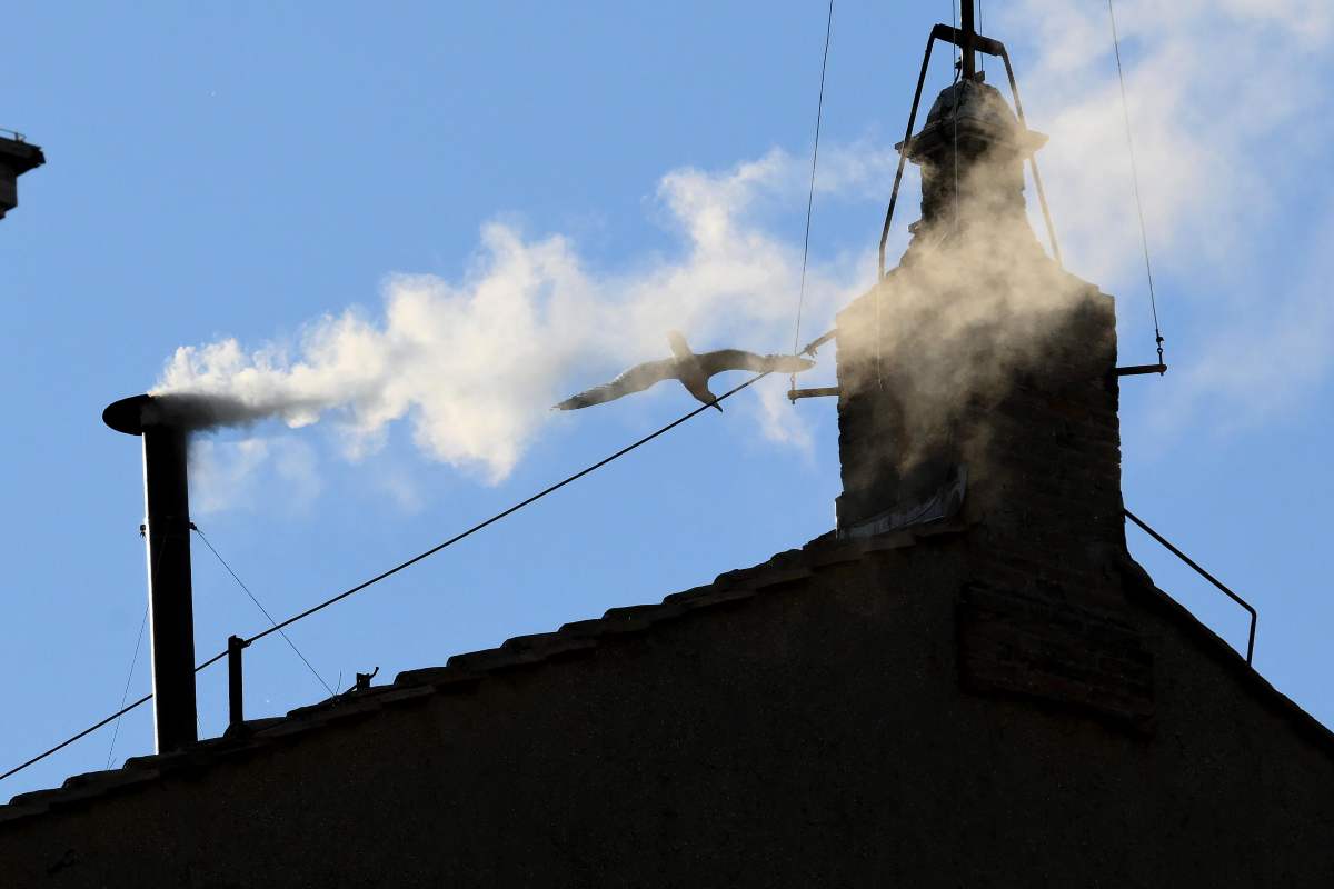 La fumata bianca papale si disperde nel cielo di Roma