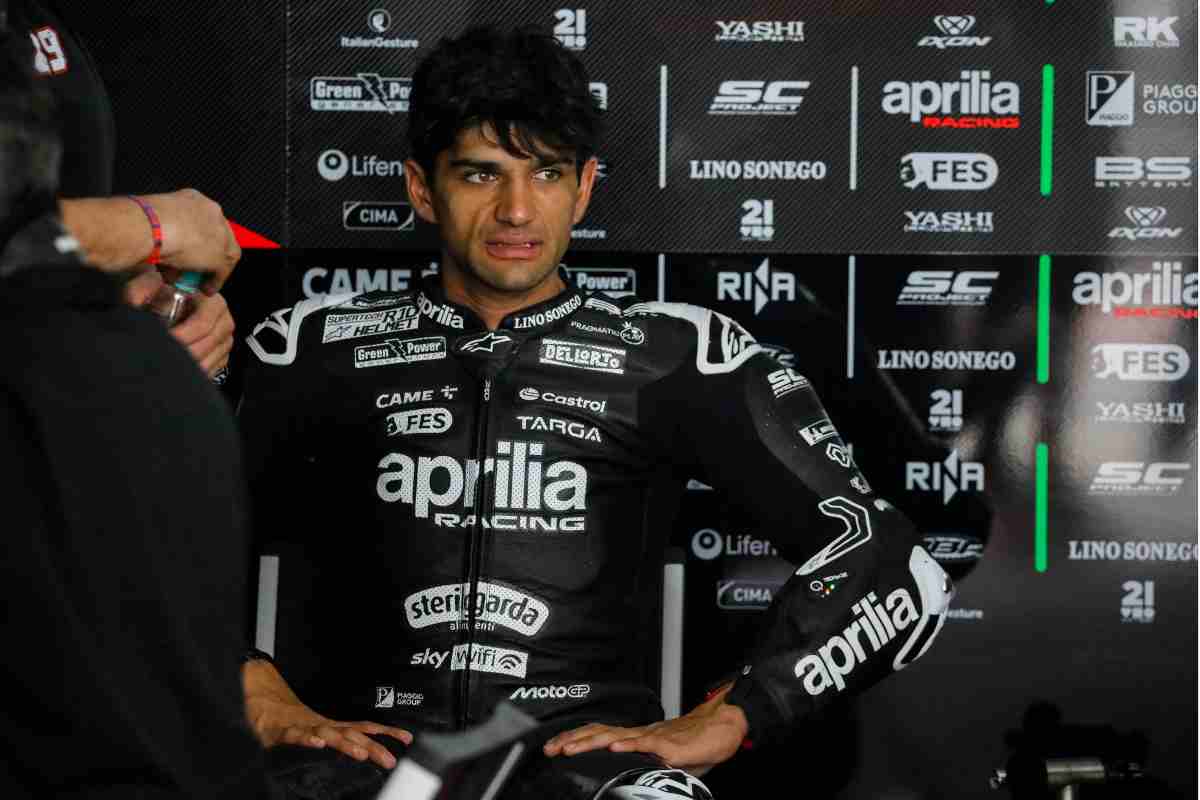 Jorge Martin nel box Aprilia con espressione rabbuiata