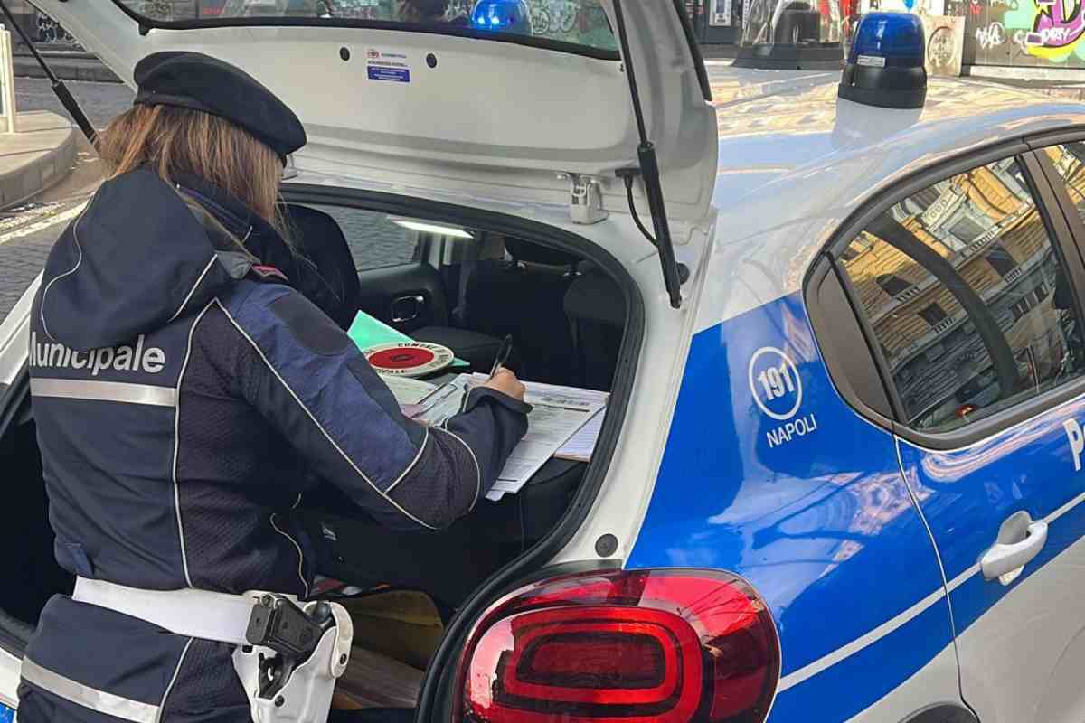 Polizia che eleva una multa
