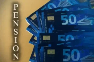 scritta Pensioni con accanto soldi