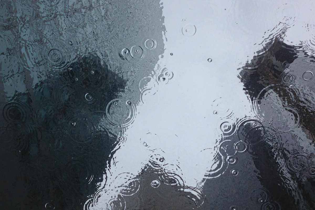 Il caldo è già finito: italiani con le mani tra i capelli, si torna ai cappotti Il caldo è già finito: italiani con le mani tra i capelli, si torna ai cappotti