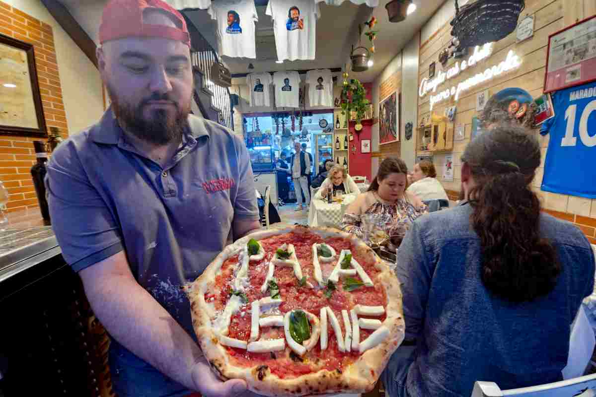 Il pizzaiolo napoletano mostra la pizza speciale dedicata a Papa Leone