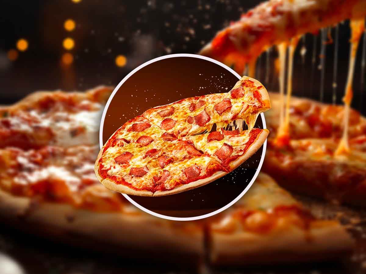 Pizza al pomodoro appena sfornata, con mozzarella filante
