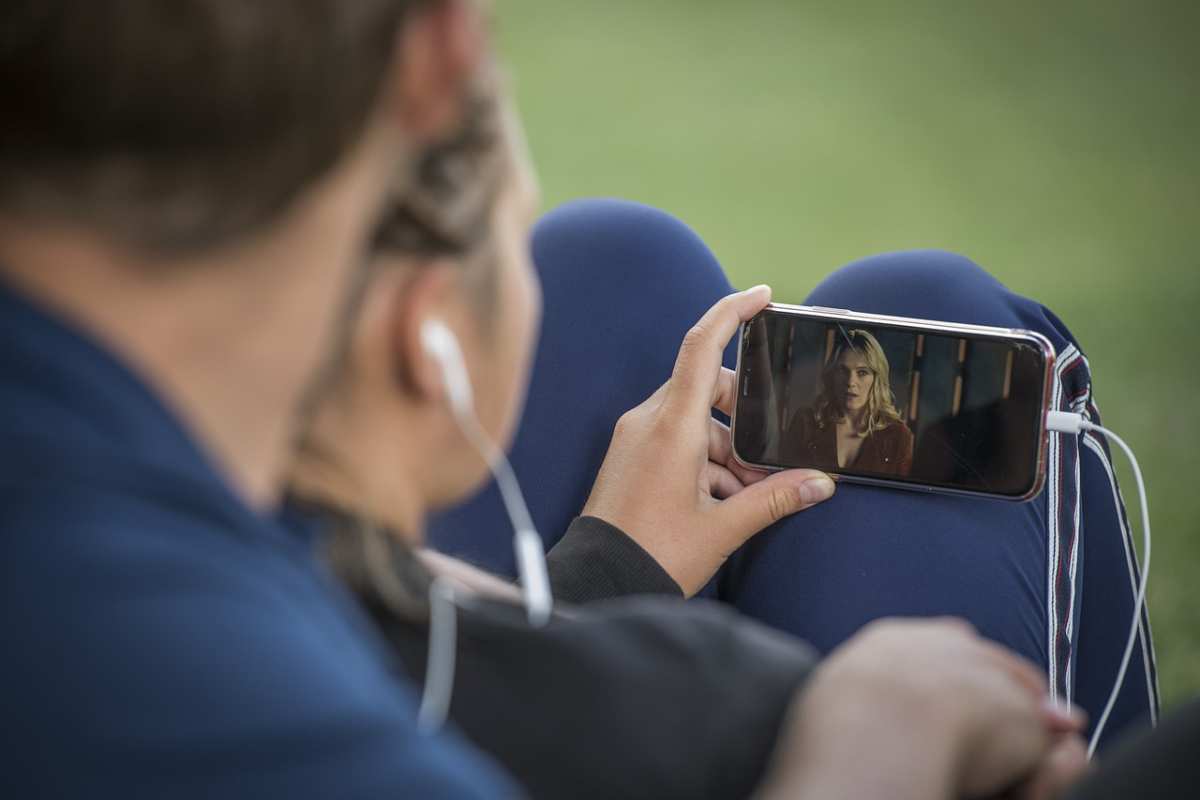 persona che vede una serie al telefono