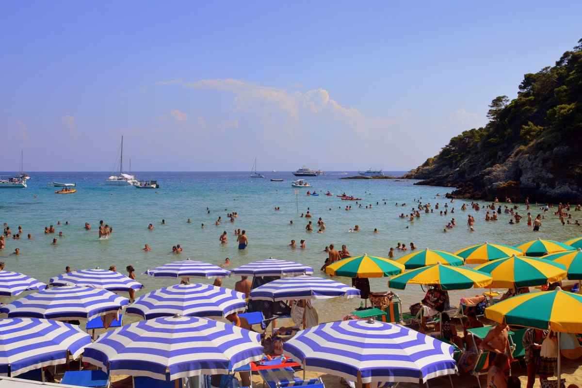 Spiaggia con ombrelloni