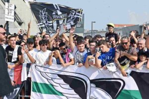 Tifosi della Juventus alla Continassa