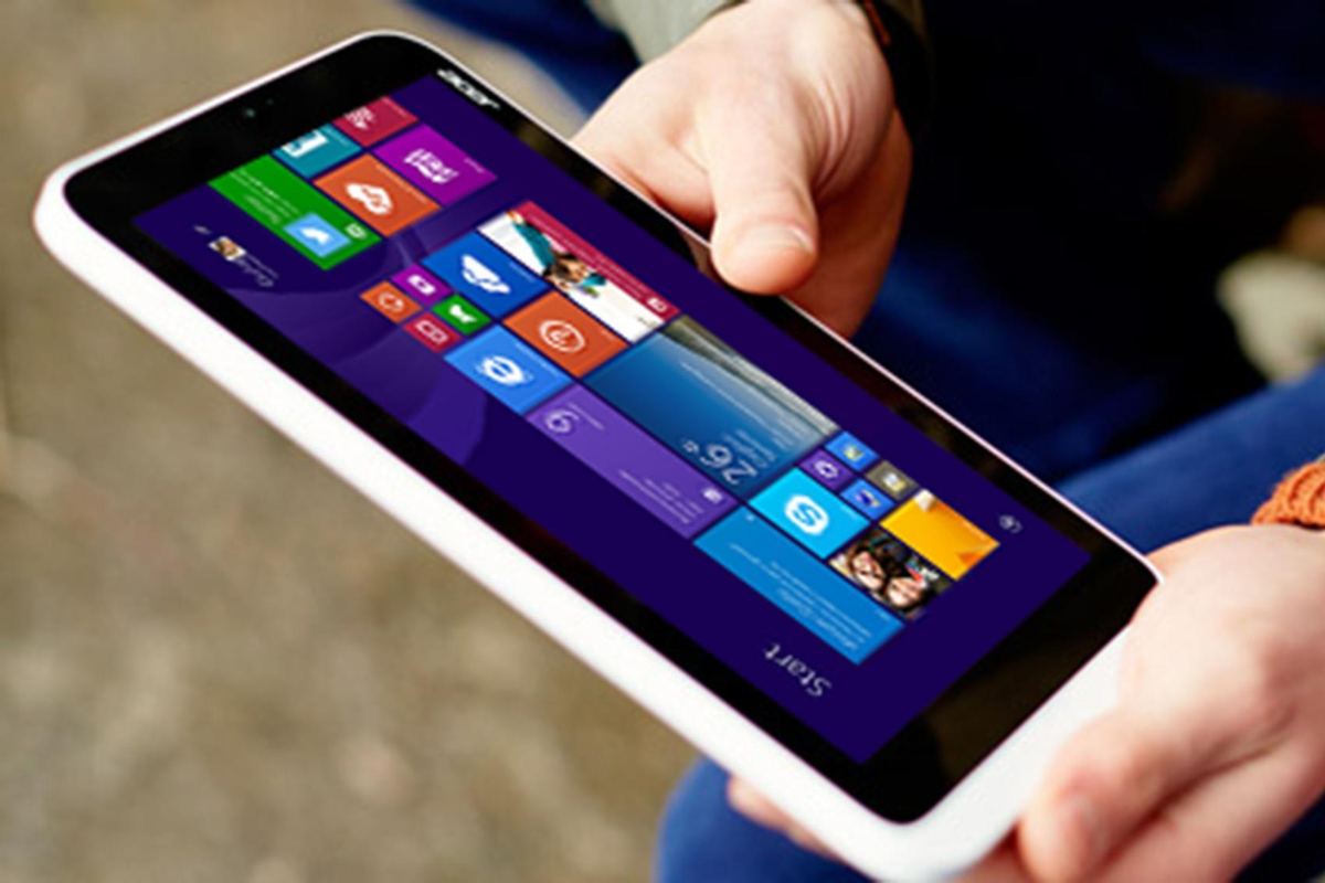 Una mano che mantiene un tablet