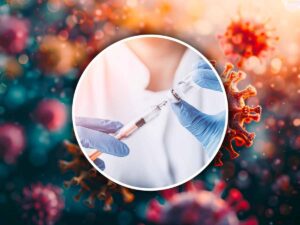 Vaccino in siringa e virus al microscopio