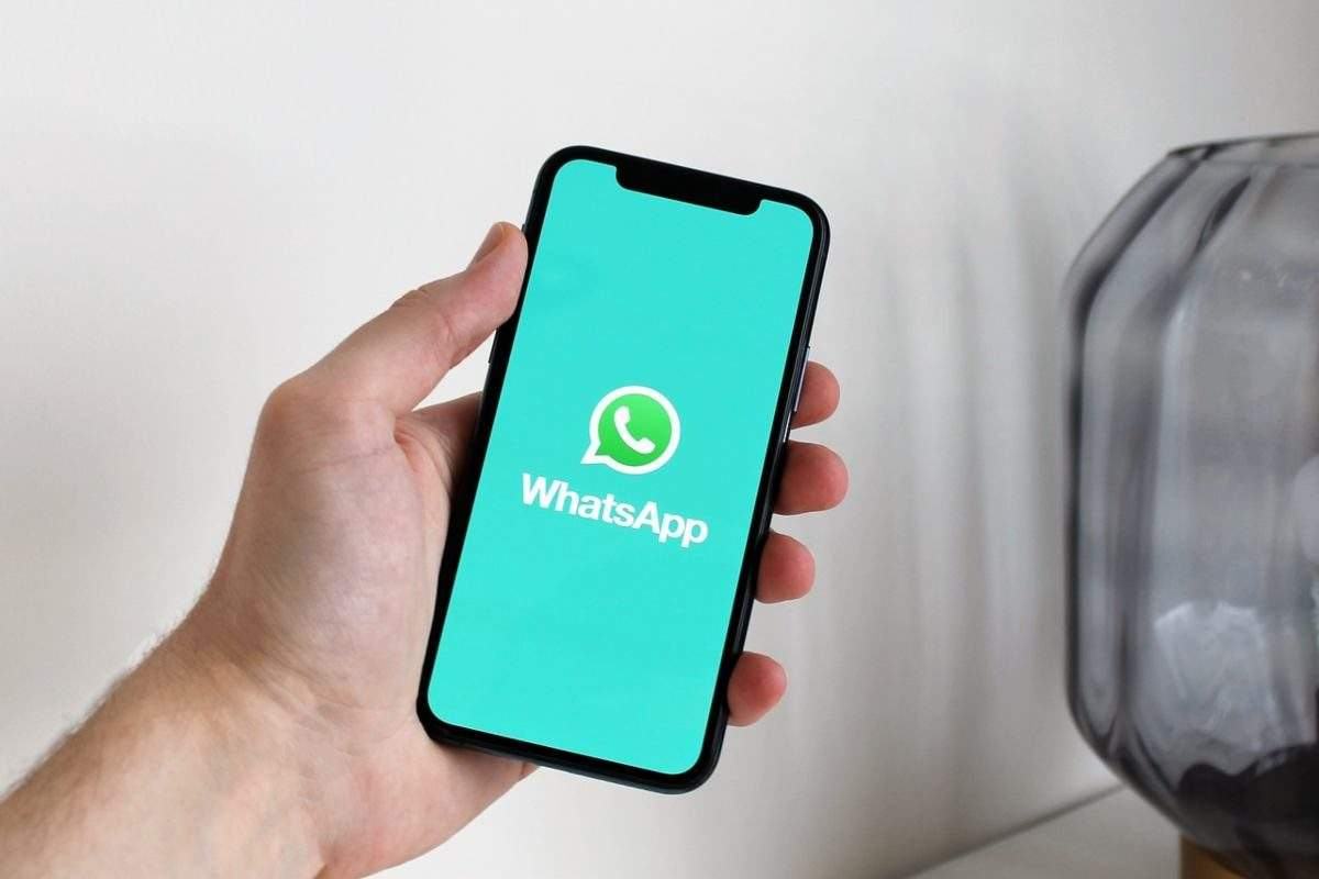 schermata di uno smartphone con logo WhatsApp