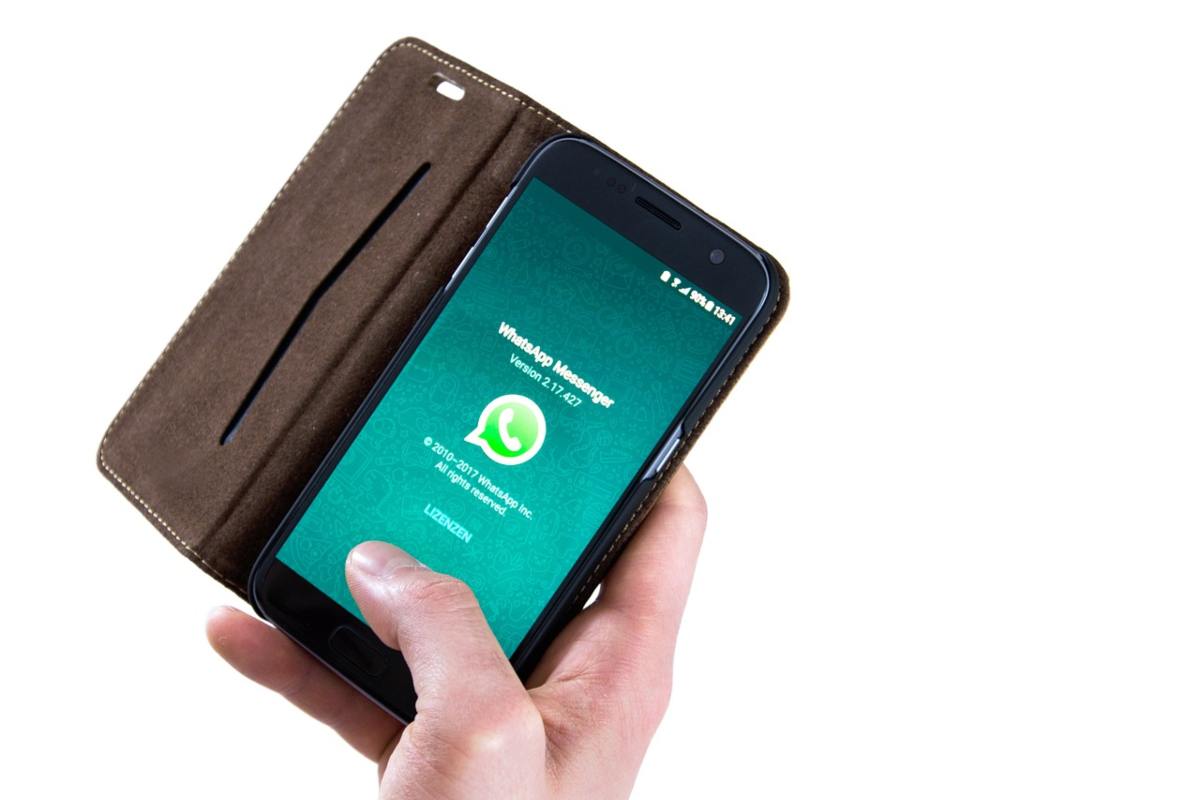 Telefono con schermata Whatsapp