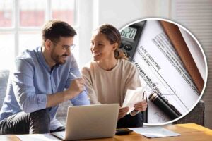 due persone sedute davanti un pc