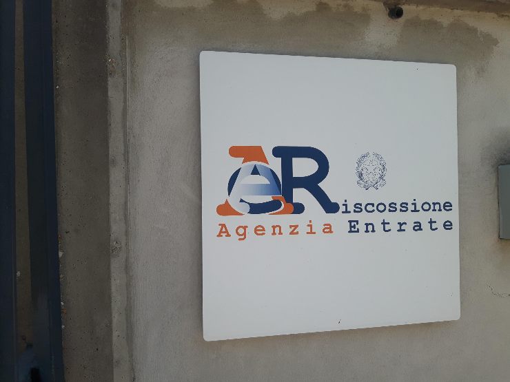 insegna agenzia delle entrate