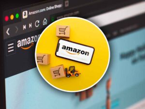 logo amazon con pacchi in consegna