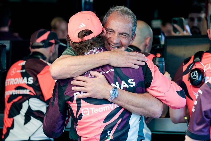 Andrea Antonelli abbraccia il padre Marco nel box Mercedes