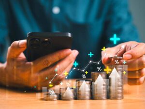 persona che guadagna telefono e soldi accanto