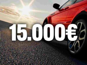 scritta 15.000€ con dietro un'auto