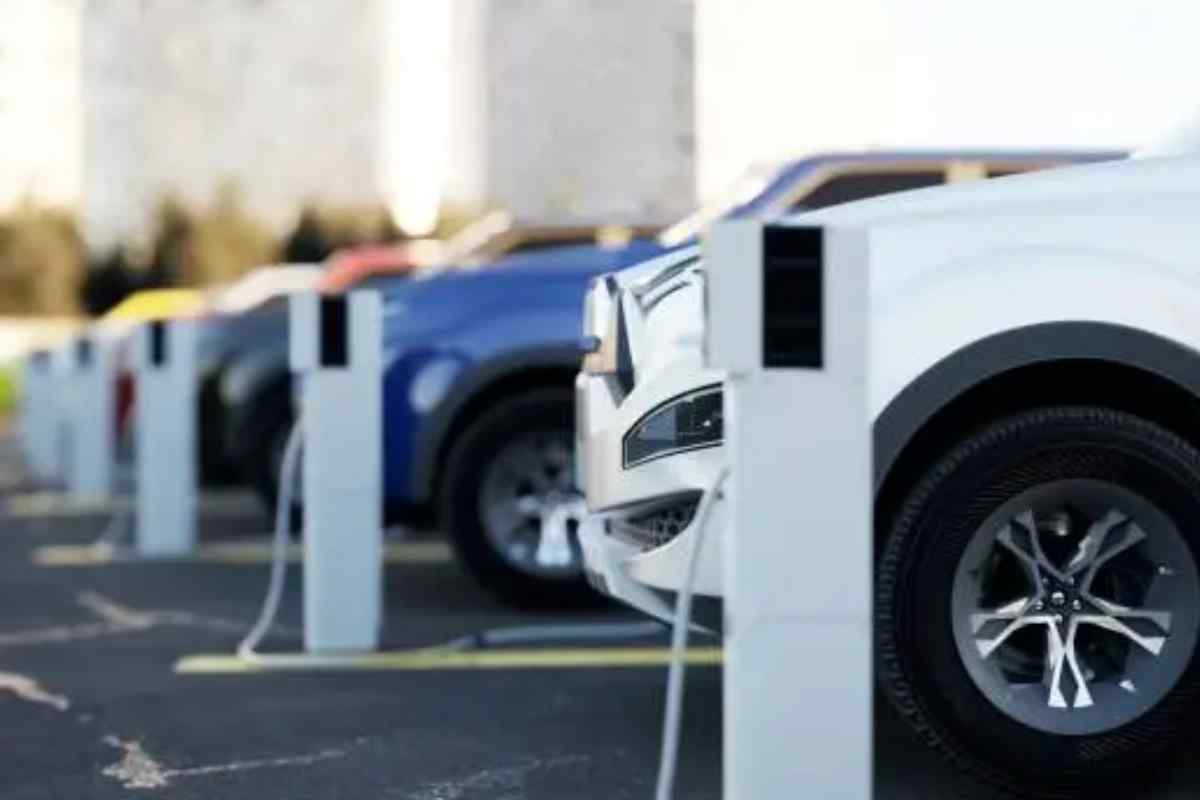 colonnine con auto elettriche
