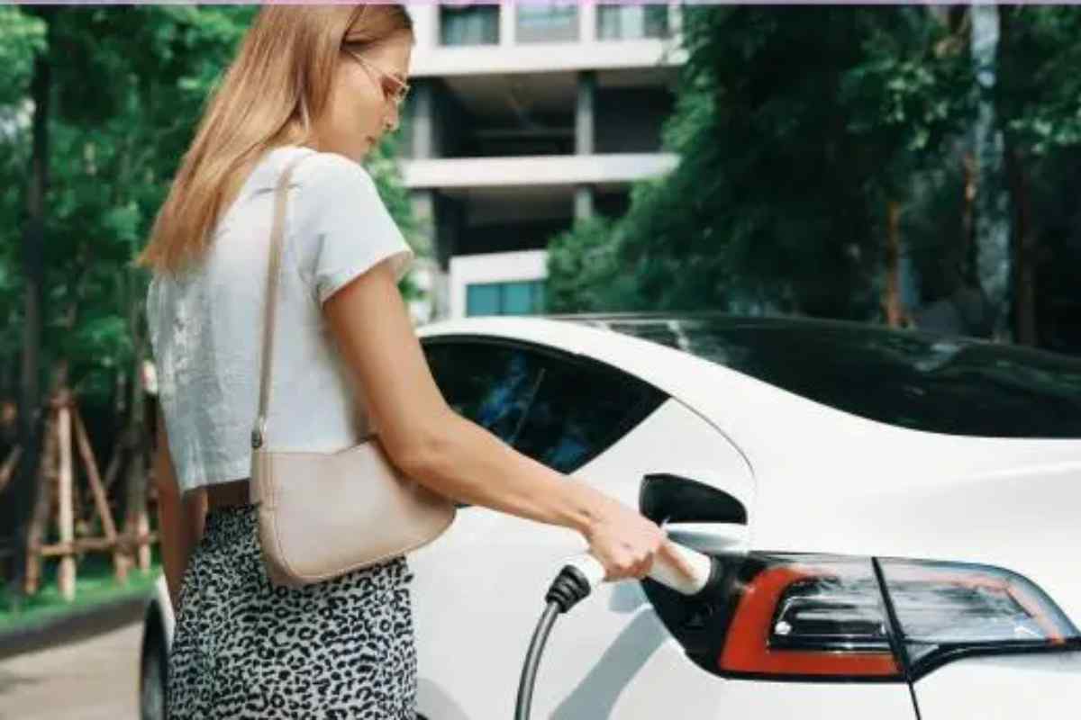 donna che rifornisce auto 